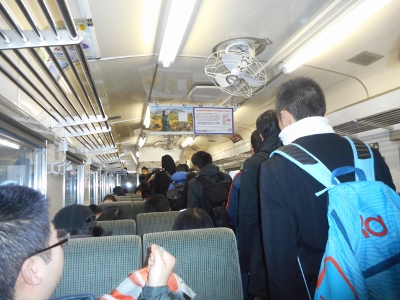 釧網線で通学する高校生たち